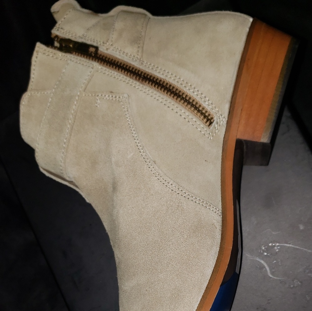 Boots - Picture 3 of 5